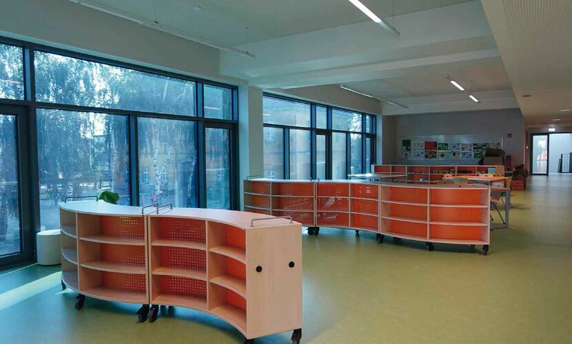Bei der Grundschule in Wermsdorf kamen Spezialdecken mit Betonkernaktivierung zum Einsatz, die ein eigenes Heiz- und Kühlsystem mit durchgezogenen Wasserleitungen integrieren.