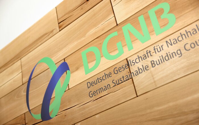 DGNB-Logo auf einer Holzpaneloberfläche
