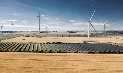 Solarparks und Windkrafträder in Bosbüll: Auch nach Ablauf der EEG-Förderung sollen sie wirtschaftlich und umweltfreundlich im Einsatz bleiben