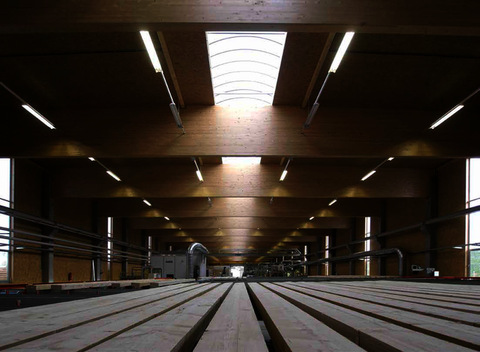 Einfaches Tragwerk hält die Halle zusammen: „Balken auf zwei Stützen“ in Reihung mit aussteifender Gebäudehülle aus vorgefertigten Dach und Wandelementen.