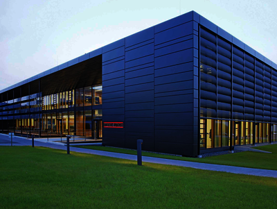 Am Hauptsitz von Stiebel Eltron befindet sich das neue Schulungs- und Kommunikationszentrum. Der „Energy Campus“ wurde mit dem DGNB-Zertifikat in Platin ausgezeichnet. So ist die Aluminiumfassade beispielsweise vollständig und sortenrein recyclebar.