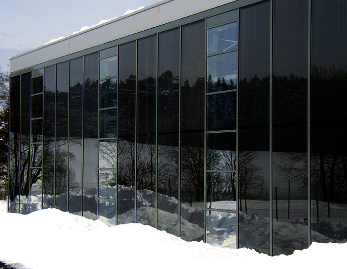 Pfosten-Riegelkonstruktion: Fassade mit integrierten thermischen Kollektoren