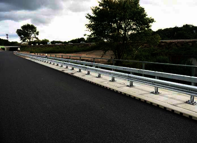 „ACO Drain KerbDrain Bridge“ ist ein Entwässerungssystem für die lineare Brückenentwässerung.