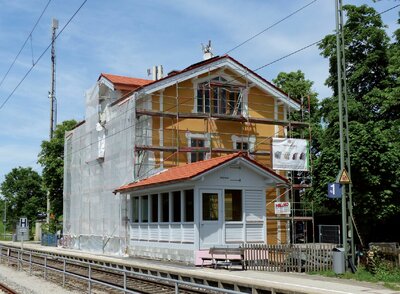 Das sanierungsbedürftige Bahnhofsgebäude in Uffing am Staffelsee wurde mit einem Inthermo Fassadendämmsystem energetisch und optisch auf Vordermann gebracht