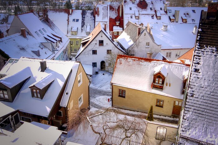 Altstadt von Landsber im Winter mit schneebedeckten Dächern, Blick von oben