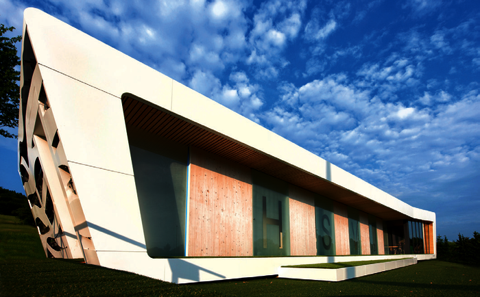 Der Sportverein in Herschbach hat bei der Gestaltung seines neuen Sportheims Mut bewiesen und ein Zeichen für moderne Architektur im kommunalen Zweckbau gesetzt.