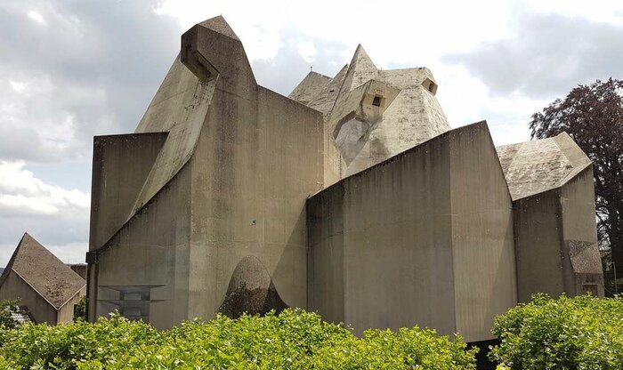 Der 1968 fertiggestellte sogenannte Mariendom gilt heute als eines der wichtigsten Beispiele für die Epoche des Brutalismus. Aktuell wird die zerklüftete Dachkonstruktion abgedichtet.