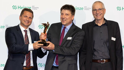Architects' Darling Award: Geschäftsführer Sebastian Groppweis (Mitte), Gesamtvertriebsleiter Günther Strasser (re.) und Leiter Produktmanagement Johannes Eberlein (li.) nahmen den Preis persönlich entgegen. 