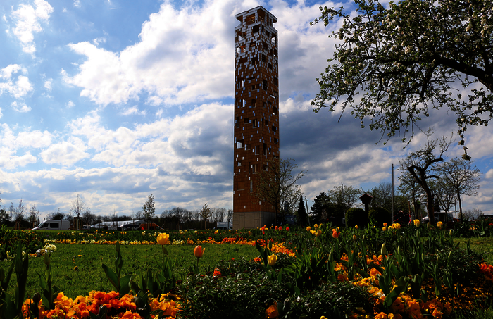 Der etwa 38 m hohe „Himmelsstürmer“ verkörperte das Motto der Landesgartenschau
