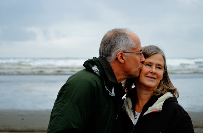 Senioren-Ehepaar, Mann küsst Frau auf die Wange