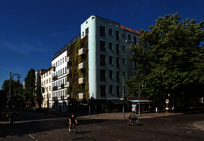 Das neue Eckgebäude in Berlin-Kreuzberg schloss eine seit dem Zweiten Weltkrieg existierende Baulücke. Es fügt sich harmonisch in die urbane Struktur der späten Gründerzeit ein und bereichert diese um eine Fassadenbegrünung.