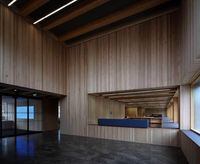 Das neue Bürogebäude ist ein Holzbau mit Holz-Beton-Verbund-Decken. Der luftige Eingangsbereich geht über zwei Geschosse.