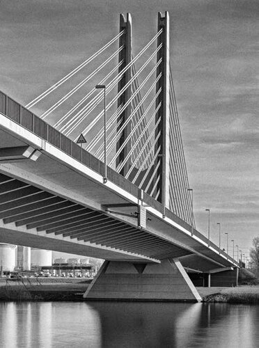 Die 2. Mainbrücke der Firma Hoechst in Frankfurt (1972). Die erste Schrägseilbrücke der Welt für den Eisenbahnbetrieb.