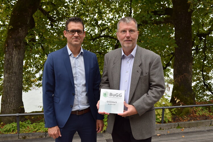 BuGG-Präsident Dr. Gunter Mann (link) überreicht ZinCo-Geschäftsführer Dieter Schenk die Sieger-Plakette zum BuGG-Gründach des Jahres 2020