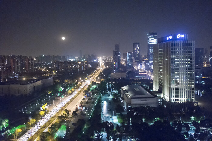 Nachtbild einer Stadt in Langzeitbelichtung von Straßen und Bürogebäuden