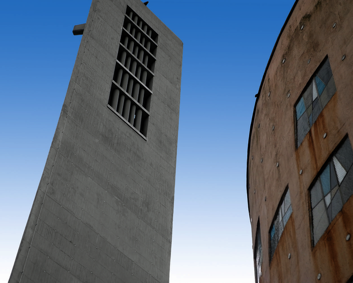 Der instandgesetzte Turm. Daneben das Kirchenschiff, das aus finanziellen Gründen zu einem späteren Zeitpunkt instandgesetzt werden soll.