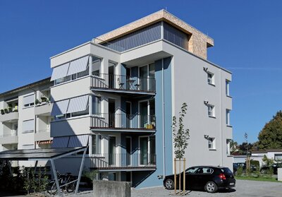 Das kernsanierte Mehrfamilienhaus aus den 60er-Jahren erhielt einen Südvorbau und wärmeentkoppelte Balkone.