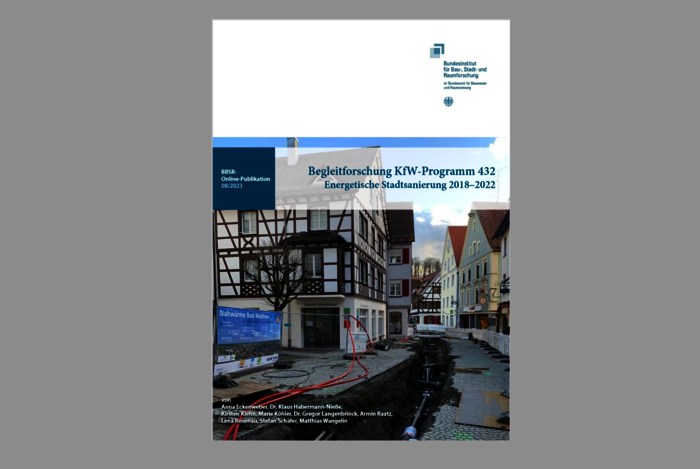 Studien-Cover "Begleitforschung KfW-Programm 432: Energetische Stadtsanierung 2018–2022" mit Foto einer Straßensanierung in einer deutschen Altstadt 