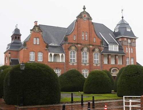 Das Rathaus von Papenburg wurde 1913 in Ziegelbauweise gebaut und steht unter Denkmalschutz.