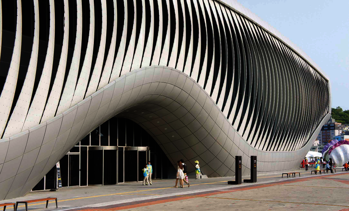 Lamellen wie Kiemen: Die bionische Faser- Fassadenverschattung erregte während der Weltausstellung 2012 im südkoreanischen Yeosu große Aufmerksamkeit.