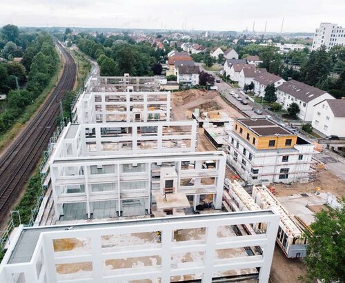 Auf einem ehemaligen Gelände der Deutschen Bahn im Karlsruher Stadtteil Knielingen entsteht seit Kurzem ein „grünes“, komplett autofreies Wohnquartier.