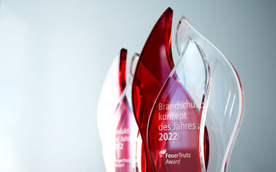 FeuerTrutz-Award "Brandschutzkonzept des Jahres 2022": gläserne Flammen in roter Farbe und durchsichtig