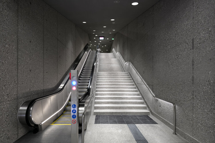 Moderne Rolltreppen und Treppenanlagen ermöglichen den Zugang zu den unterirdischen Haltestellen.