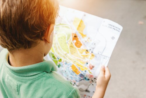 ein Kind blickt in eine Stadtkarte (Quelle: JESHOOTS.COM / Unsplash)