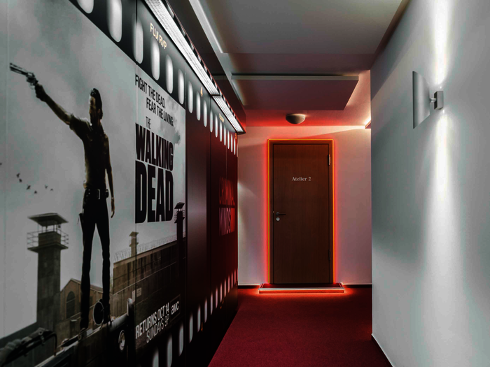 Hinter dieser hochschalldämmenden Tür wird die Erfolgsserie „The Walking Dead“ ins Deutsche synchronisiert.