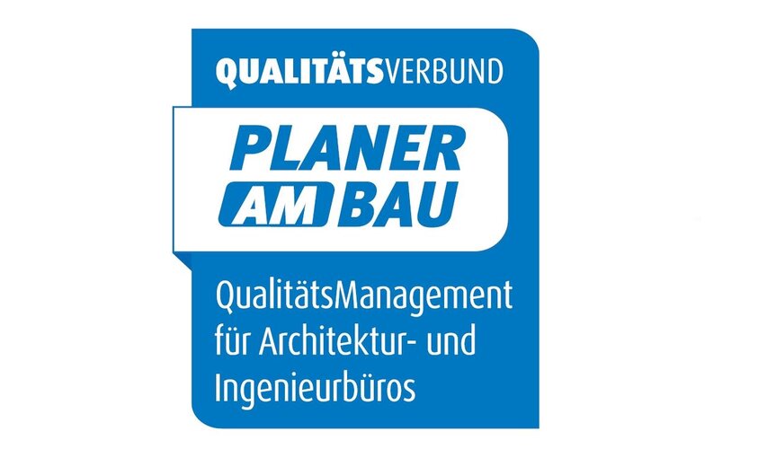 Logo QualitätsVerbund Planer am Bau: blaues Rechteckt mit weißer Schrift, im oberen Teil kleineres Rechteck auf dem blauen Rechteck - versehen mit blauem Schriftzug "Planer am Bau"