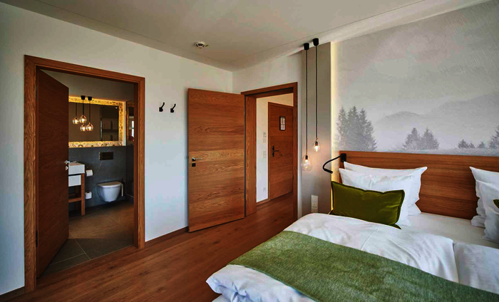 Türen im Designverbund ermöglichen die einheitliche Gestaltung innerhalb eines Hotels. Die Oberfläche Eiche querfuniert, gebürstet konnte so durchgängig und ohne optische Einbußen auch innerhalb der Zimmer umgesetzt werden.