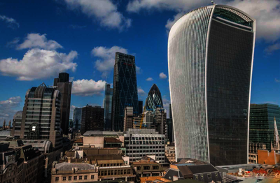 Rechts im Bild, das WalkieTalkie-Building in London.