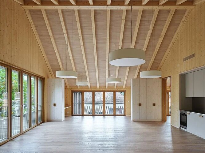Innenansicht des von dem Architekturbüro KastKaeppeli Architekten entworfenen Kindergartens in Sissach (Schweiz)