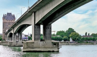 Die Nibelungenbrücke in Worms ist seit Oktober 2020 ein Historisches Wahzeichen der Ingenieurbaukunst in Deutschland.