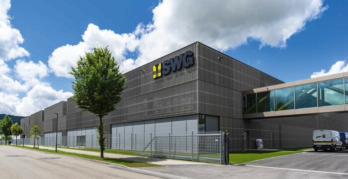 Die neue Halle der SWG Produktion hat beachtliche Abmessungen von 114 m Breite entlang der Straße und fast 97 m Tiefe.