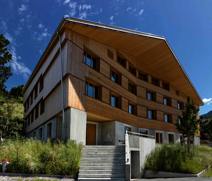 Der moderne mehrgeschossige Holzbau – hier die Jugendherberge Gstaad-Saaneland, eine Hybridkonstruktion mit Holzfassade und Holzdach im Minergie-Standad-P-ECO – benötigt interdisziplinäre Planung mit Weitblick.