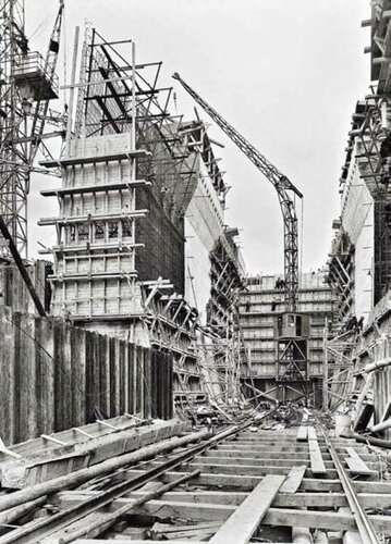 Die aus Stahlbeton hergestellten Torkammern, hier der Bauzustand am 7. September 1929, sind knapp 20 m hoch.