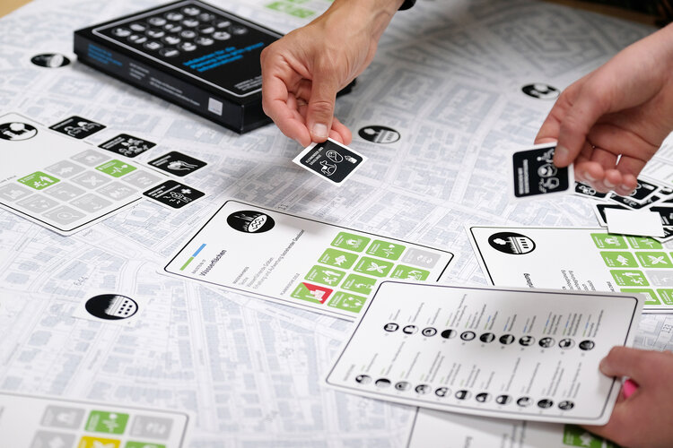 Arbeit mit dem Infokartenset aus dem Projekt netWORKS4: Hände legen die Karten aus