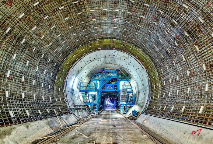 Blick in einen Tunnel bei Bauarbeiten