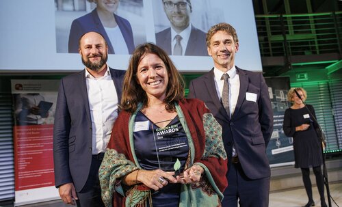 Tobias Hutter (ATP sustain), ATP-Architektin Ursula Reiner und ATP-Vorstand Prof. Thilo Ebert nahmen den Green-BIM Award entgegen.