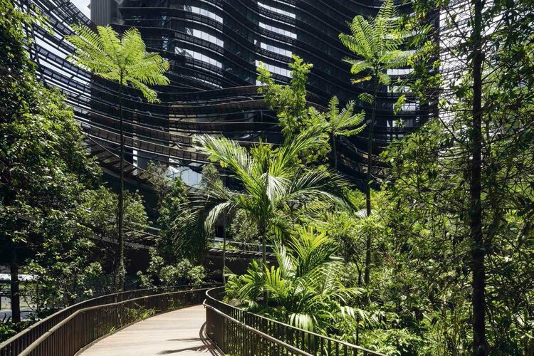 Marina One Singapur ist mit einem 37.000 Quadratmeter großen Green Heart und über 400.000 Quadratmetern Büro-, Wohn- und Geschäftsfläche ein Rollenmodell für die Zukunft in Megacities.