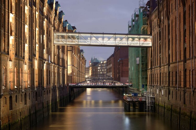 Brücke "Miniatur Wunderland", Hamburg, Blick zwischen die Speicher in der Dämmerung 