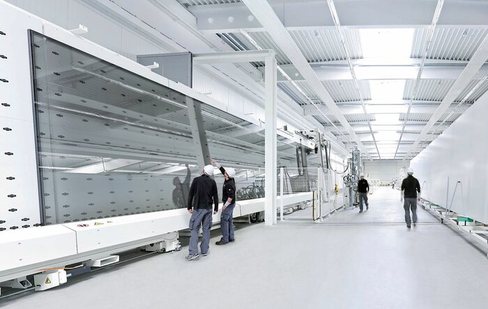 Mit der 145 Meter langen Isolierglaslinie fertigt sedak vollautomatisch Scheiben bis zu einer Größe von 3,3 x 15 Metern