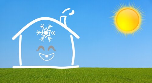 Zeichnung eines Hausumrissen auf grüner Wiese und Sonne am blauen Himmel