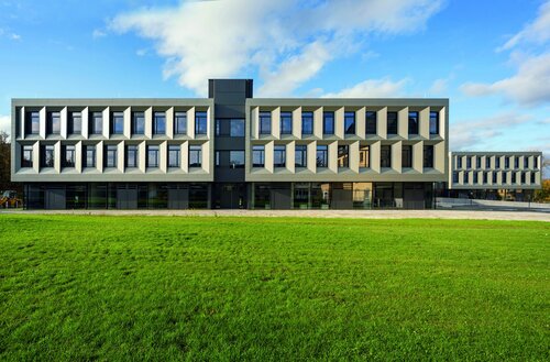 Der Neubau des Berufsbildungszentrums (BBZ) Münnerstadt verbindet sechs Schulen in Sinn des Münchner Lernhauses.