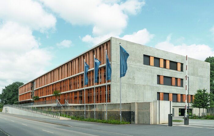Abb. 1: Das Hörsaal- und Forschungsgebäude für Nachhaltige Chemie der TU München in Straubing. Im Vordergrund sind das Zugangsbauwerk und die Hochwasserschutzwand (Bestand) zu sehen.