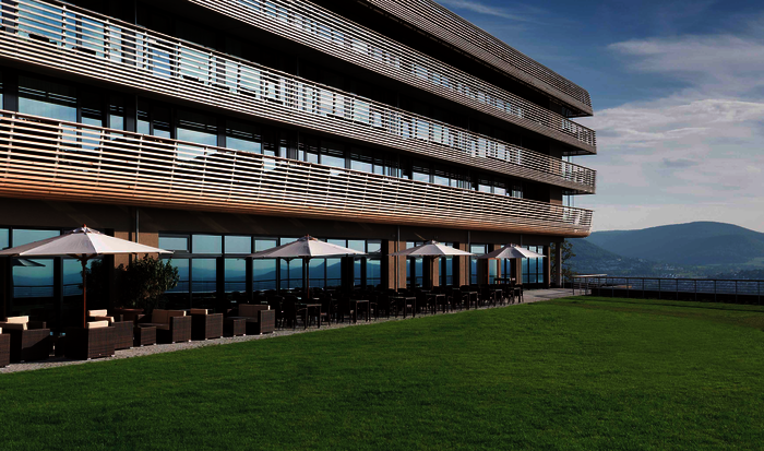 Klare Architektur und weitläufige Gründachflächen prägen das einzigartige Ambiente des neuen Hotels Achalm.