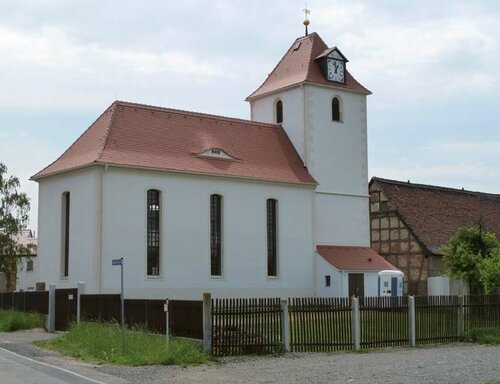 Die wiederaufgebaute Tellschützer Kirche im Jahr 2020.