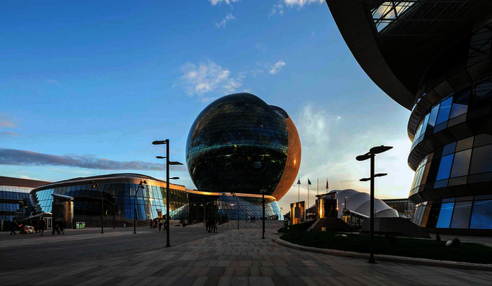Für die Weltausstellung 2017 in Kasachstan war die Länderausstellung Kasachstans und das „Museum of Energy“ in einer überdimensionalen Kugelkonstruktion aus Stahl und Glas untergebracht.