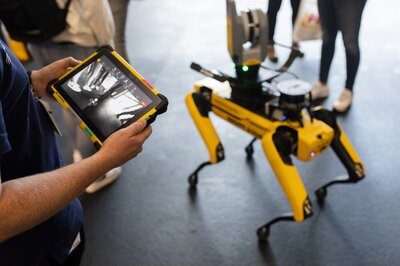 Roboter auf vier Beinen wird per Tablet gesteuert